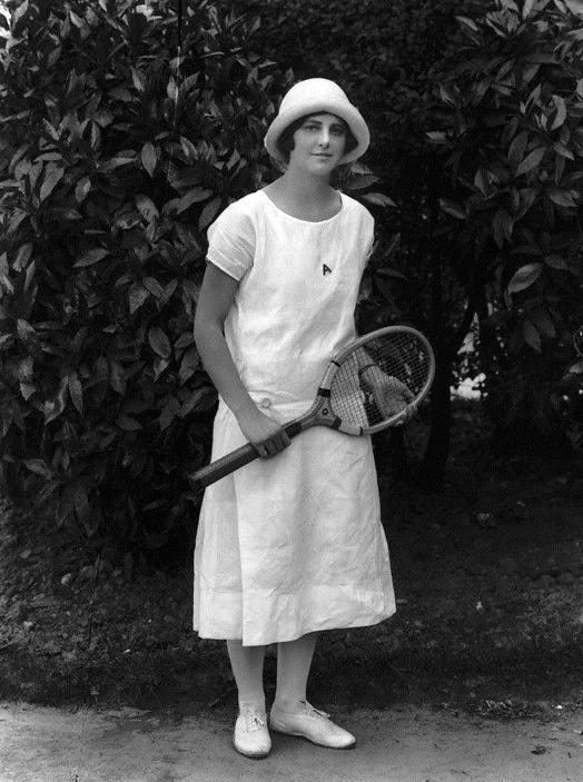 https://upload.wikimedia.org/wikipedia/commons/f/f0/Daphne_Akhurst_1925.jpg