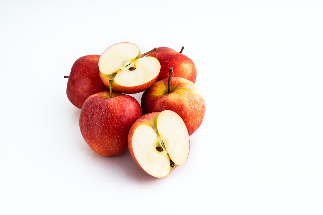 Whole and sliced apples. (Eiliv-Sonas Aceron / Unsplash)