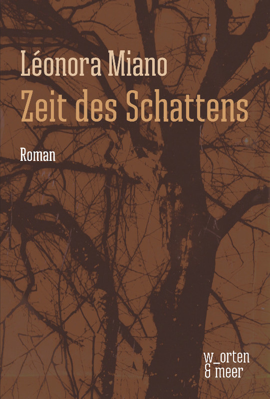 Das Buchcover des Romans "Zeit des Schattens" von Léonora Miano, es zeigt fie dunkle Silhouette eines Baumes vor einem braunen Hintergrund