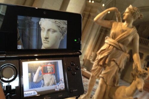 Hình 3: Hình ảnh của Nintendo 3DS đang được sử dụng tại Louvre - Nguồn: Tor.com.