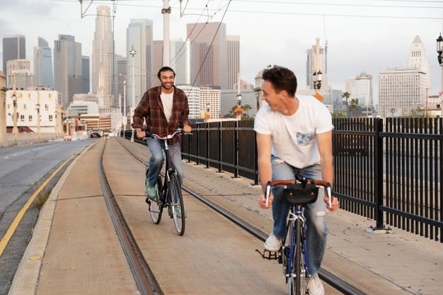 Coppia gay durante un giro in bici in città.