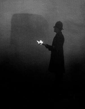 1952 smog crisis: Police using flames at Marble Arch to direct the traffic