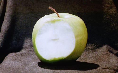 imagem de uma maçã verde mordida, a polpa branca
