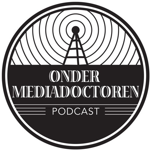 podcast logo van onder mediadoctoren. Je ziet een soort getekende antenne bovenaan, onderaan de titel ONDER MEDIADOCOTREN. Podcast