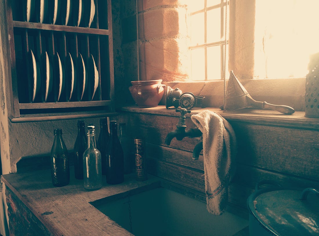 image of an old kitchen sink for article titled “My Dishwasher Anxiety”