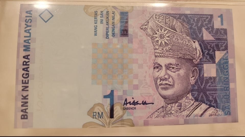 May be an image of 1 person, money and text that says "KERTAS SAH DIPERLAKUKAN DIPERLA ENGAN DENGAN NILAI WANG INI MS 1 MALAYSIA GA NEGARA BANK Aish GABENOR RO"