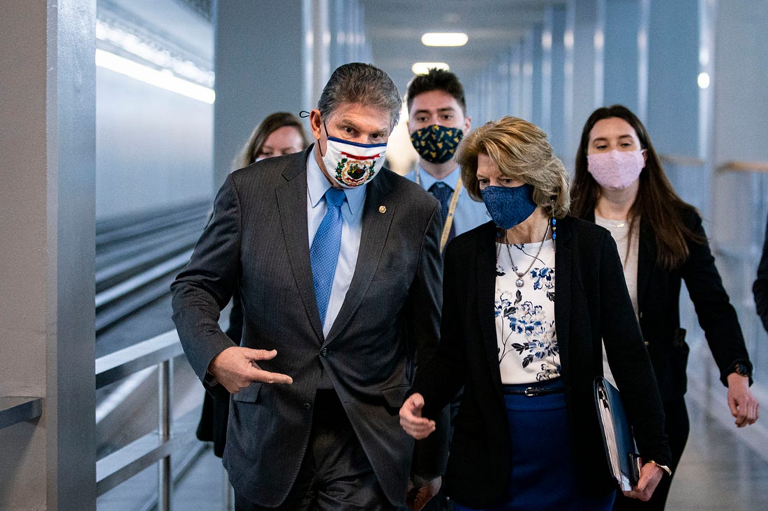 Senators Joe Manchin (D-WV) and Lisa Murkowski (R-AL). (Photo: Getty Images)