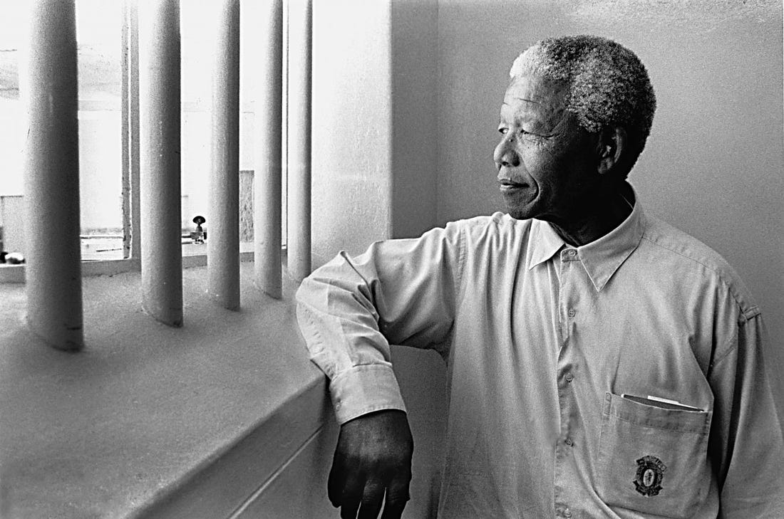 Bientôt président, Mandela pose devant Schadeberg dans son ancienne prison  - Polka Magazine