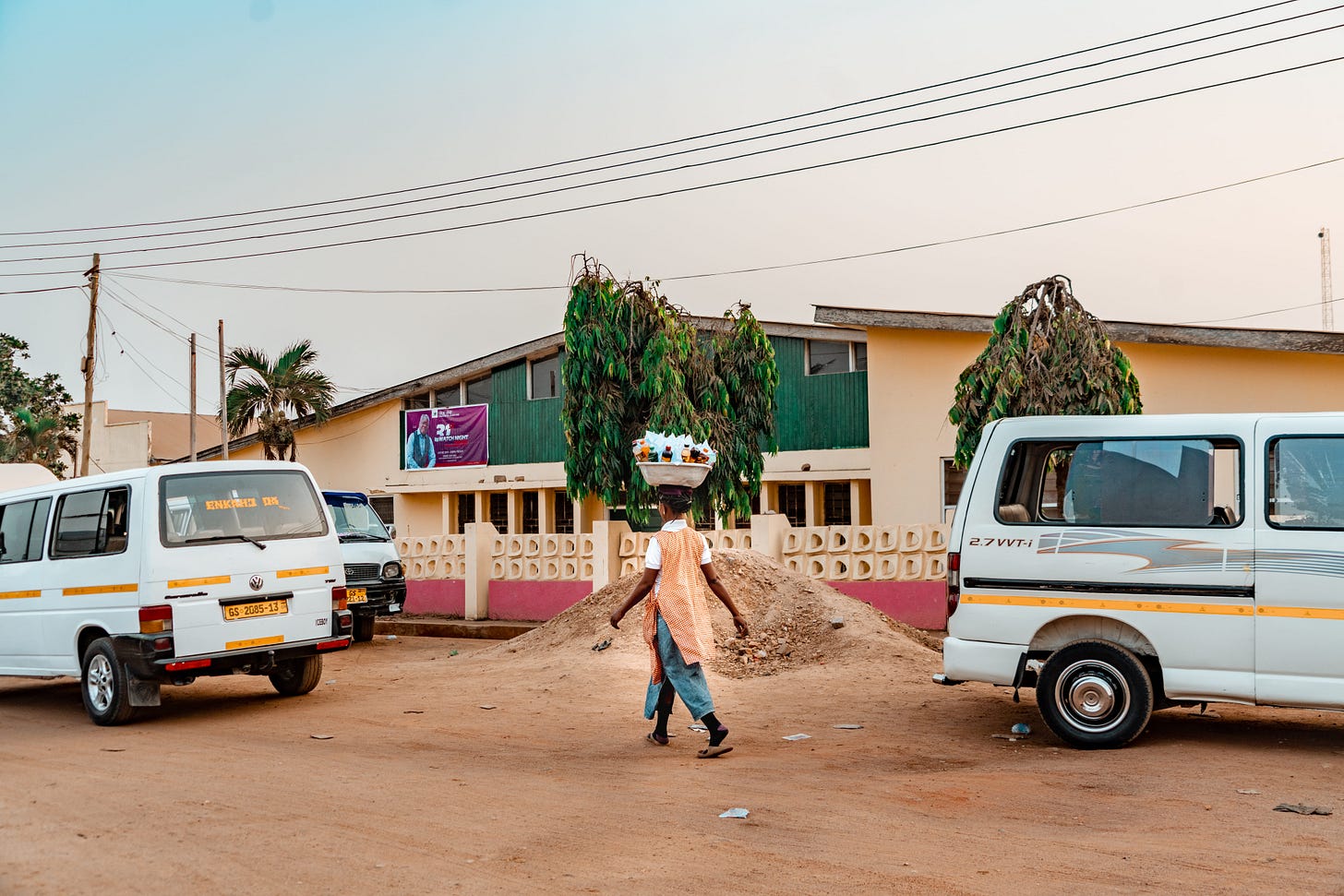  A woman balancing in her head a container of softdrinks for sale in Accra, Ghana: A photo by David Elikwu