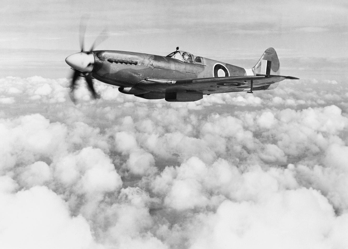 Supermarine_Spitfire_Mk_XIVe_RB140_in_March_1944._This_aircraft_served_operationally_with_Nos._616_and_610_Squadrons,_but_was_destroyed_in_a_landing_accident_at_Lympne_on_30_October_1944._E(MOS)1348.jpg