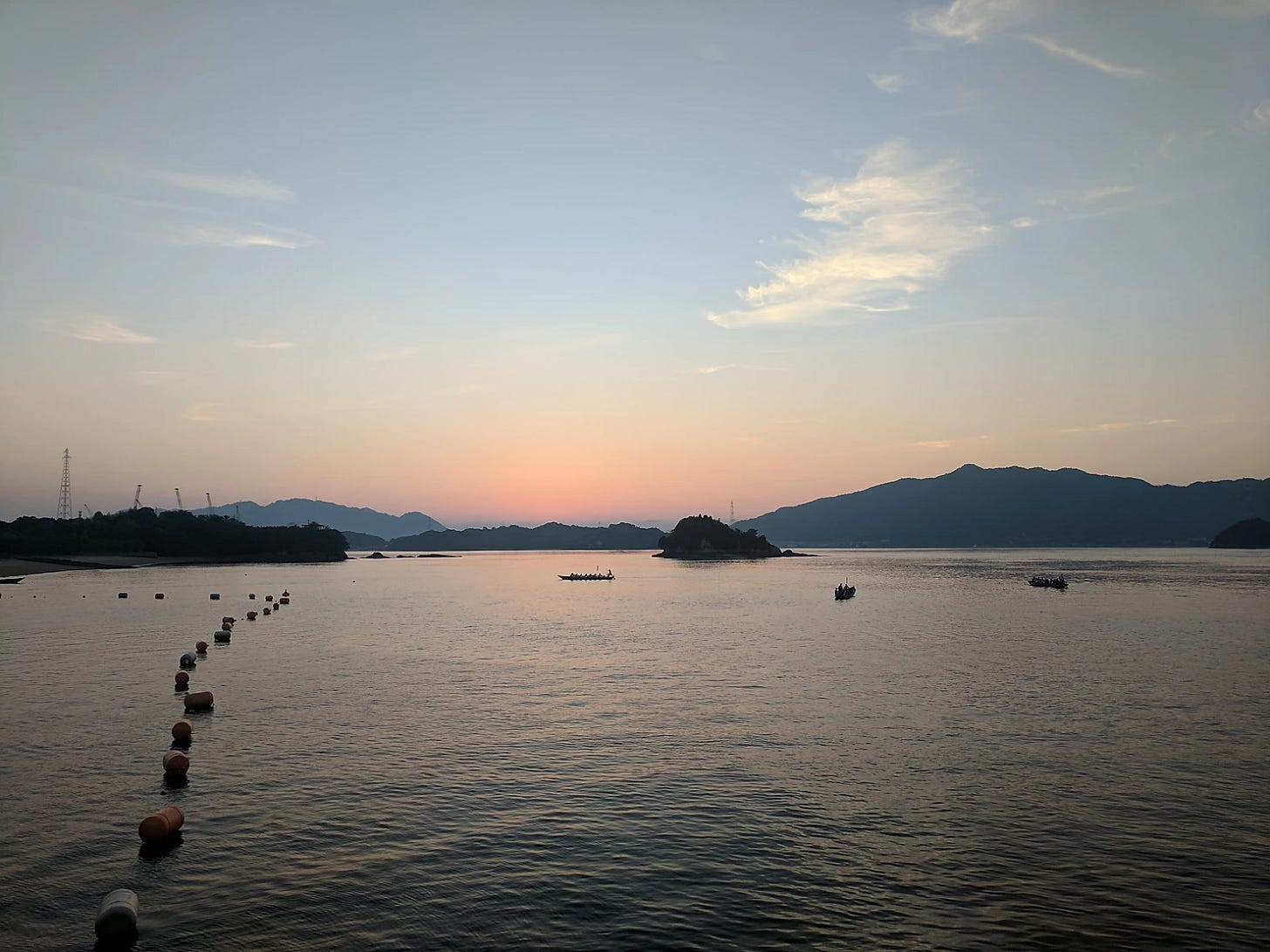 Wowzer. Dragon boats. Setting sun. No justice done to the scene by my camera phone. Wowzer. Dragon boats. Setting sun. No justice done to the scene by my camera phone.