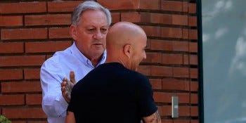 Arturo Salah despidiéndose de Jorge Sampaoli