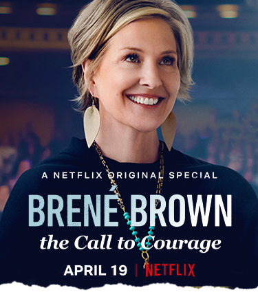 imagem de divulgação da palestra da Brené Brown no Netflix, que tem ela sorrindo e olhando para o horizonte, o logo da netflixe o título do especial "Brené Brown - the call to courage" imagem de divulgação da palestra da Brené Brown no Netflix, que tem ela sorrindo e olhando para o horizonte, o logo da netflixe o título do especial "Brené Brown - the call to courage"