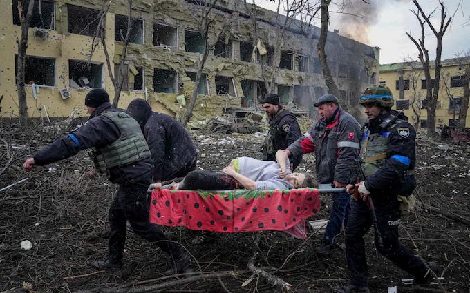 Ukrainische Weißhelme – Die Herstellung von Kriegspropaganda in der Ukraine ähnelt stark der in Syrien.