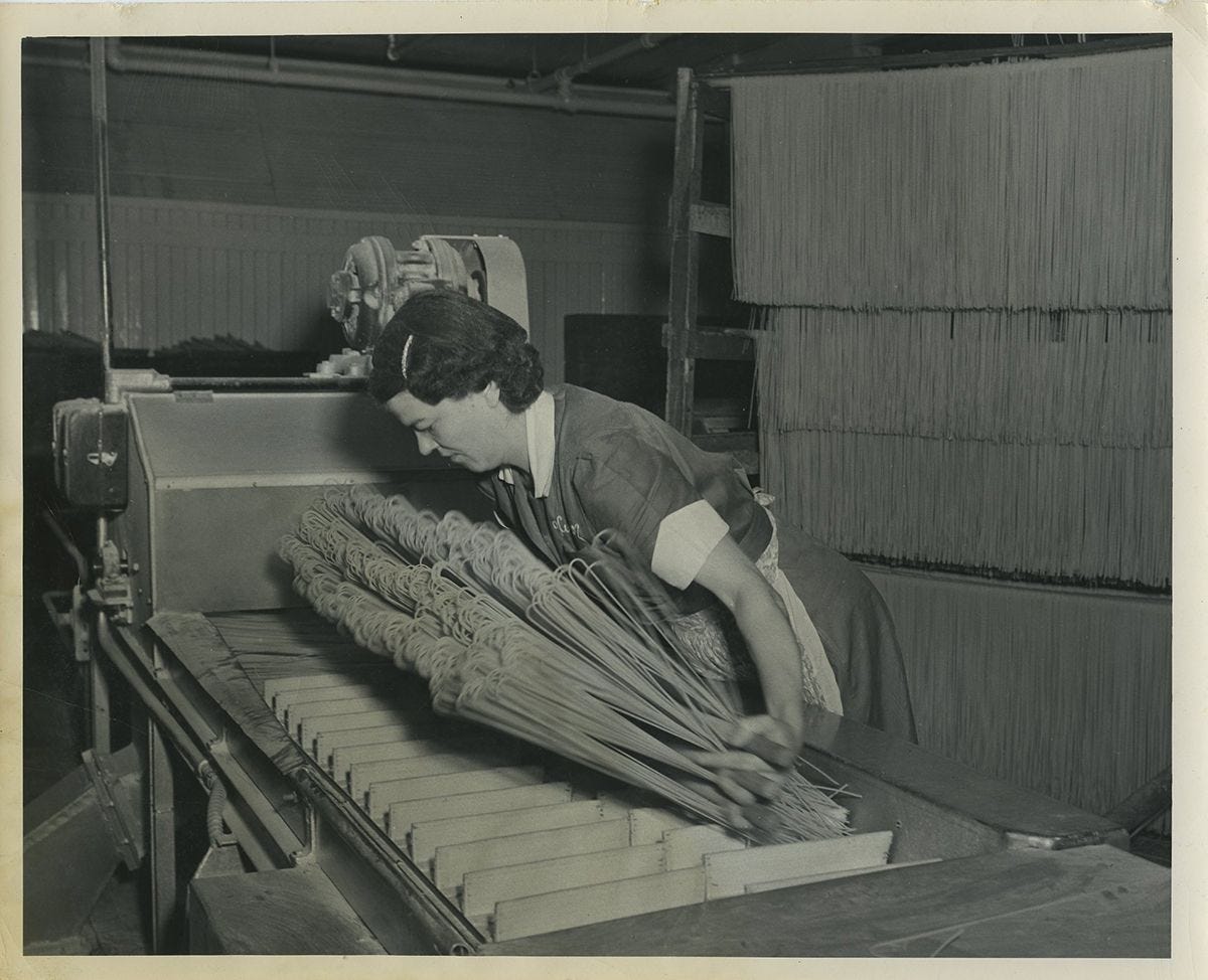 Vintage photo of woman making spaghetti at the VIMCO macaroni factory in Carnegie, PA. Founded by Salvatore Viviano of Viviano Mac… | Drying pasta, Pasta, American