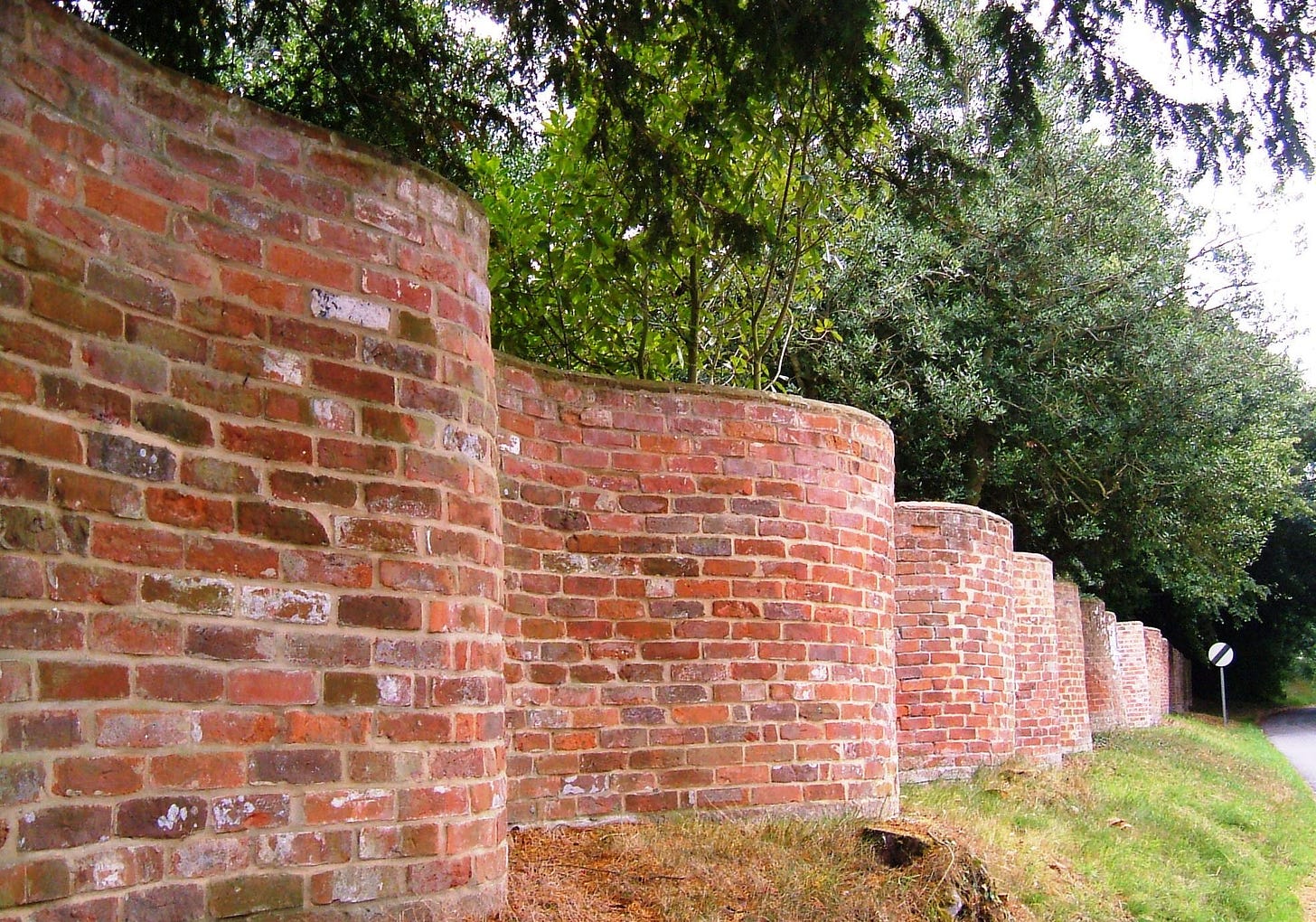 Landscape Show on Twitter: "You'll find this crinkle-crankle #wall in  Suffolk, where you can find twice as many #zigzag walls as the rest of the  country #Design #Ideas… https://t.co/bbIuIrDvXn"