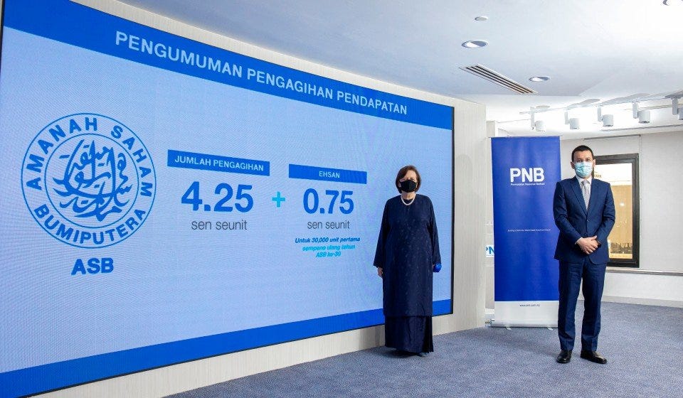 Pengerusi Kumpulan PNB, Tan Sri Dr Zeti Aziz (kiri) bersama Presiden dan Ketua Pegawai Eksekutif Kumpulan PNB, Ahmad Zulqarnain Onn ketika mengumumkan pengagihan pendapatan dana unit ASB di Menara PNB, Kuala Lumpur. - Foto ihsan PNB Pengerusi Kumpulan PNB, Tan Sri Dr Zeti Aziz (kiri) bersama Presiden dan Ketua Pegawai Eksekutif Kumpulan PNB, Ahmad Zulqarnain Onn ketika mengumumkan pengagihan pendapatan dana unit ASB di Menara PNB, Kuala Lumpur. - Foto ihsan PNB