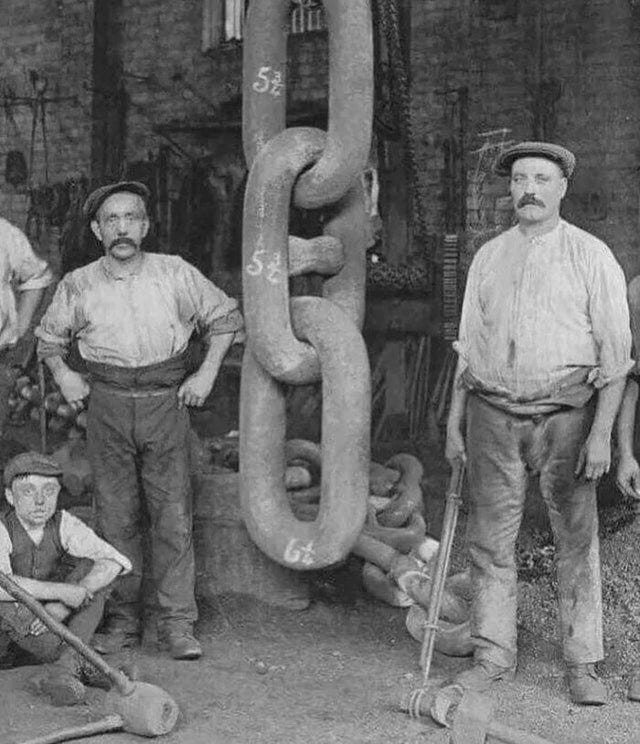 r/Damnthatsinteresting - Workers standing next to the Titanic anchor chain at Hingley and sons,1910