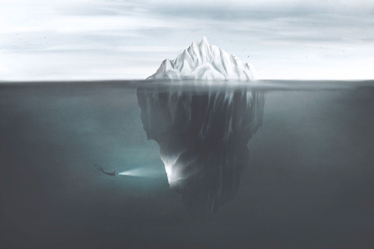 Brief an einen nicht zustimmenden Verwandten: Taucher, der den Eisberg in den Tiefen des Ozeans unter der Spitze des Eisbergs erforscht