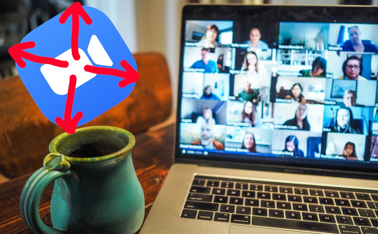 Imagem de um computador na mesa com a tela em uma reunião online + logo da ferramenta Zoom escaper Imagem de um computador na mesa com a tela em uma reunião online + logo da ferramenta Zoom escaper