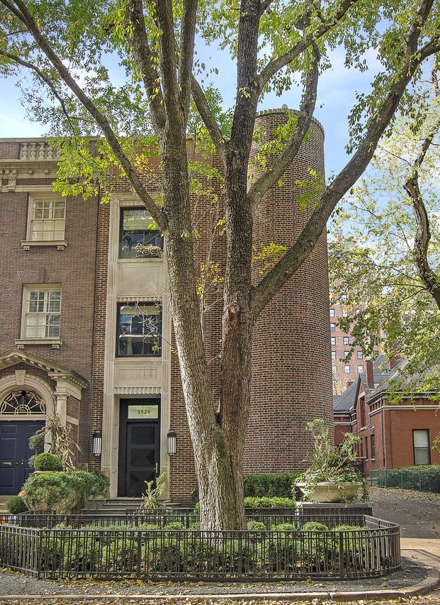 In 2000, Ron Chez purchased a home overlooking Chicago’s Lincoln Park for $2.2 million and began an ambitious renovation of the U-shaped interior. In 2000, Ron Chez purchased a home overlooking Chicago’s Lincoln Park for $2.2 million and began an ambitious renovation of the U-shaped interior.