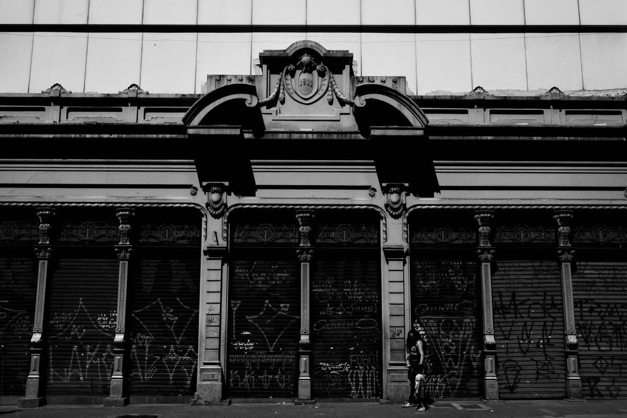 Pórtico antigo no centro de São Paulo com portas de metal abaixadas, imagem em preto e branco. Pórtico antigo no centro de São Paulo com portas de metal abaixadas, imagem em preto e branco.