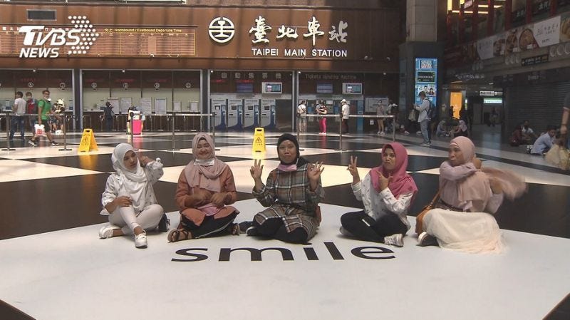 解禁!北车大厅地板“贴笑脸” 可席地而坐 解禁!北车大厅地板“贴笑脸” 可席地而坐